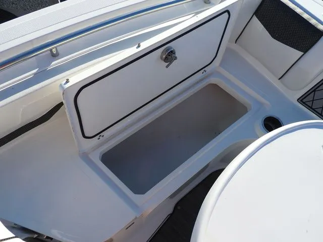 Slide: The Image of Wellcraft 222 Fisherman 2022 - 5