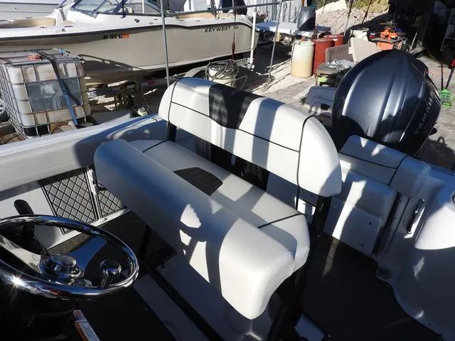 Slide: The Image of Wellcraft 222 Fisherman 2022 - 9