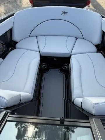 Slide: The Image of MasterCraft XT22 2020 - 10