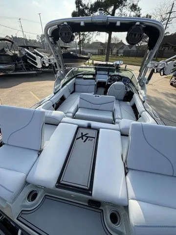 Slide: The Image of MasterCraft XT22 2020 - 13