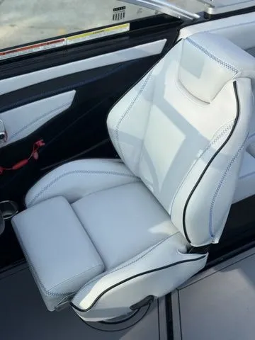 Slide: The Image of MasterCraft XT22 2020 - 15