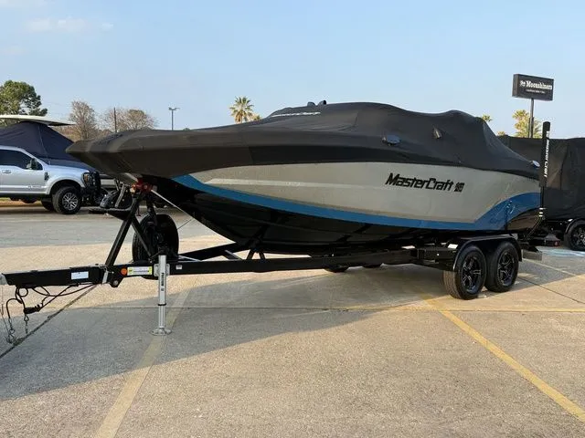 Slide: The Image of MasterCraft XT22 2020 - 22