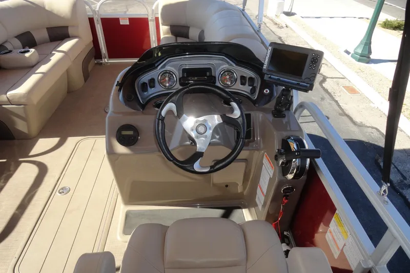 Slide: The Image of Lowrance Hook 7 HDI fish finder on 2021 Sun Tracker Party Barge 22 XP3. - 9