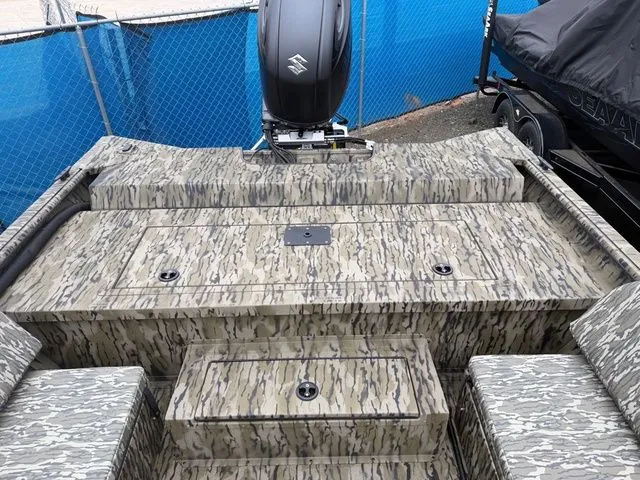 Slide: The Image of SeaArk 2272 MVT Flatcat 2026 - 4