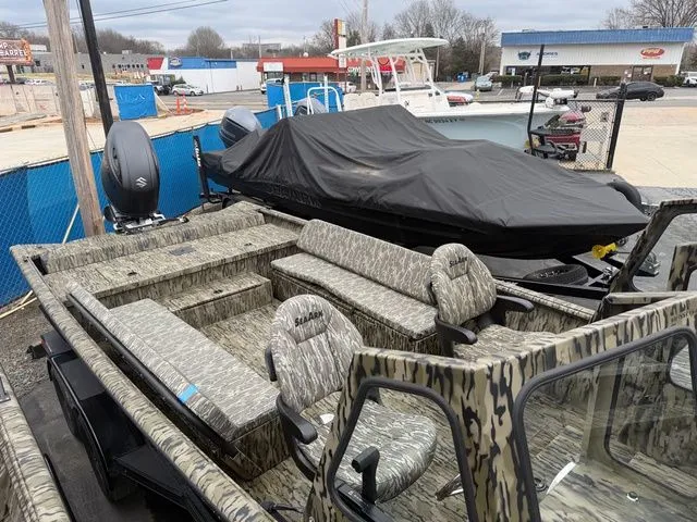 Slide: The Image of SeaArk 2272 MVT Flatcat 2026 - 6