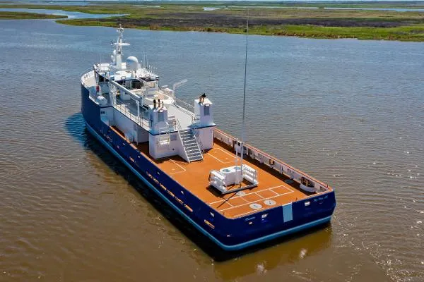 Slide: The Image of Commercial Explorer Yacht 2021 - 6