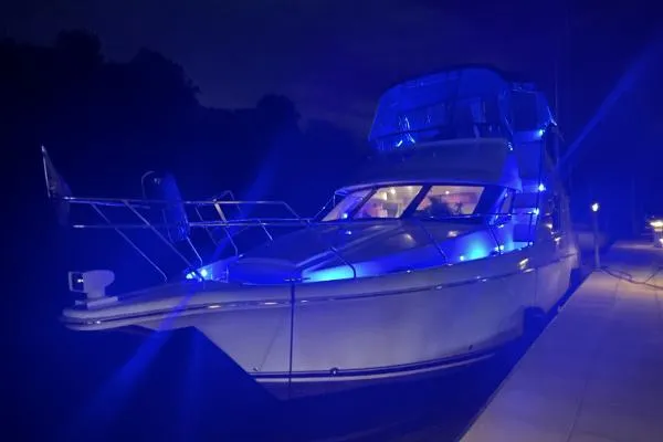 Slide: The Image of Silverton 392 Motor Yacht 2000 - 3