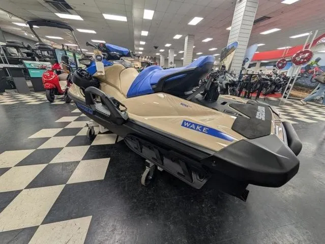 Slide: The Image of Sea-Doo Wake 170 2026 - 6