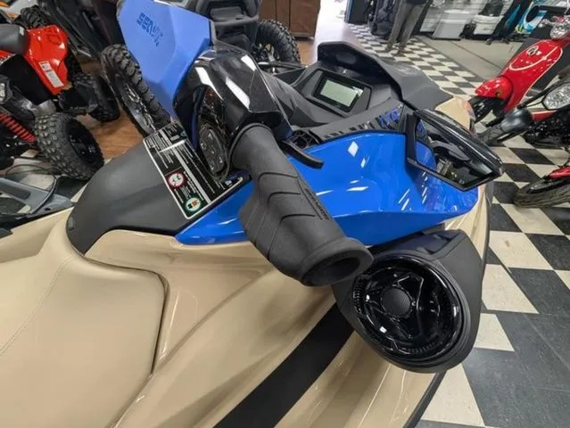 Slide: The Image of Sea-Doo Wake 170 2026 - 9