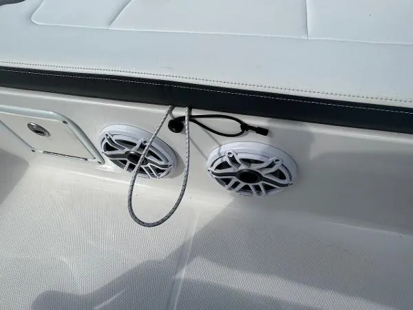 Slide: The Image of Robalo 246 Cayman SD 2022 - 9