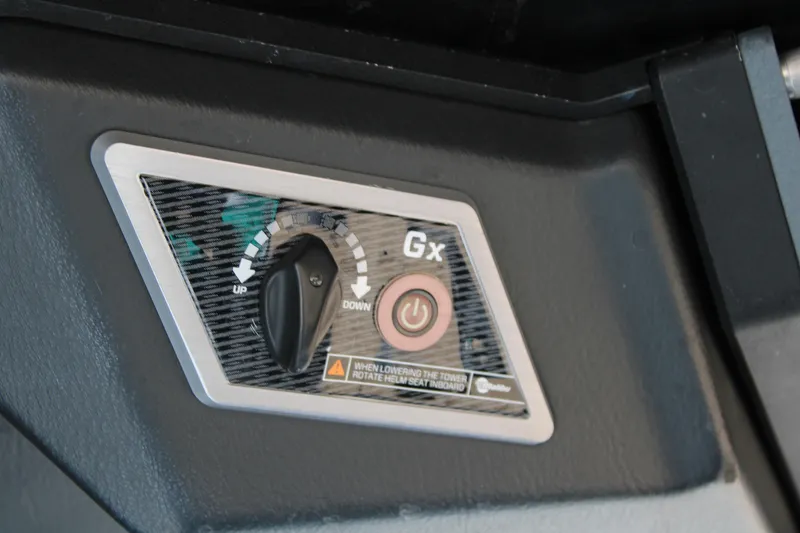 Slide: The Image of Control panel of 2020 Malibu Wakesetter 25 LSV boat with adjustment knob. - 21
