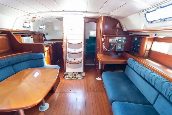Slide: The Image of Beneteau 411 1999 - 10