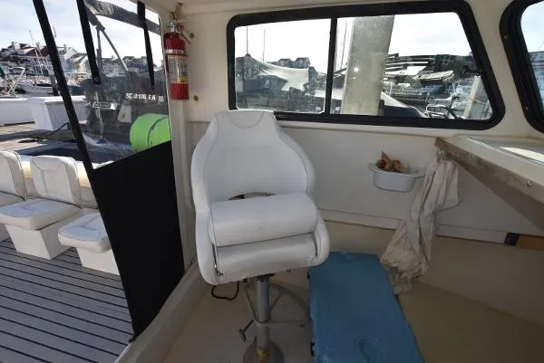 Slide: The Image of Parker Marine 2520 Sport Cabin 2000 - 10
