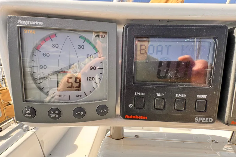 Slide: The Image of Catalina 36 MkII 1995 yacht instruments showing wind speed and boat speed. - 21