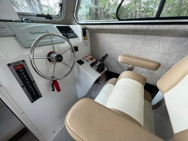 Slide: The Image of Parker Marine 2520 XLD Sport Cabin 2018 - 11