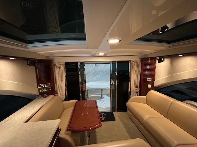 Slide: The Image of Interior of 2010 Sea Ray 610 Sundancer yacht. - 15