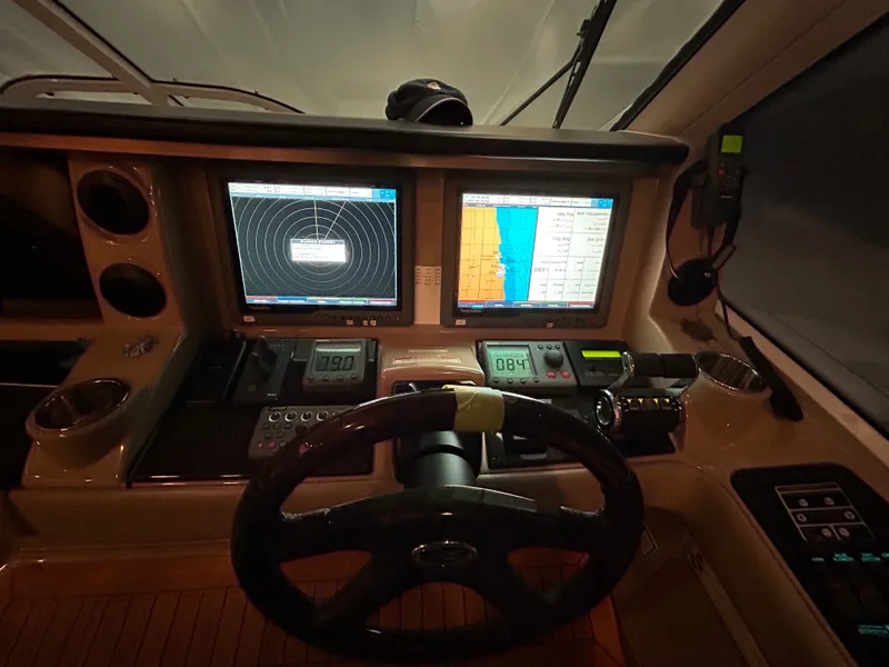 Slide: The Image of Sea Ray 610 Sundancer 2010 helm with navigation systems. - 21