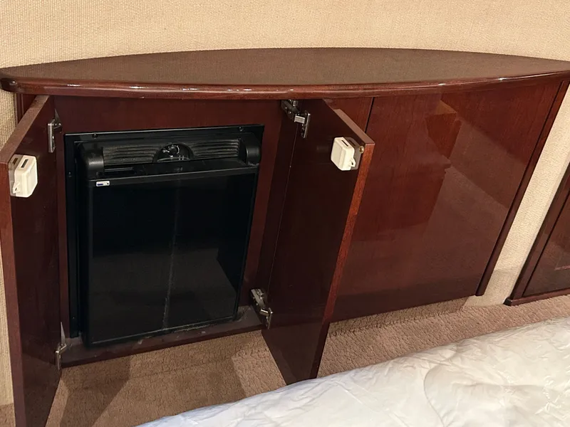 Slide: The Image of Kitchen cabinet with fridge on Sea Ray 610 Sundancer 2010. - 44