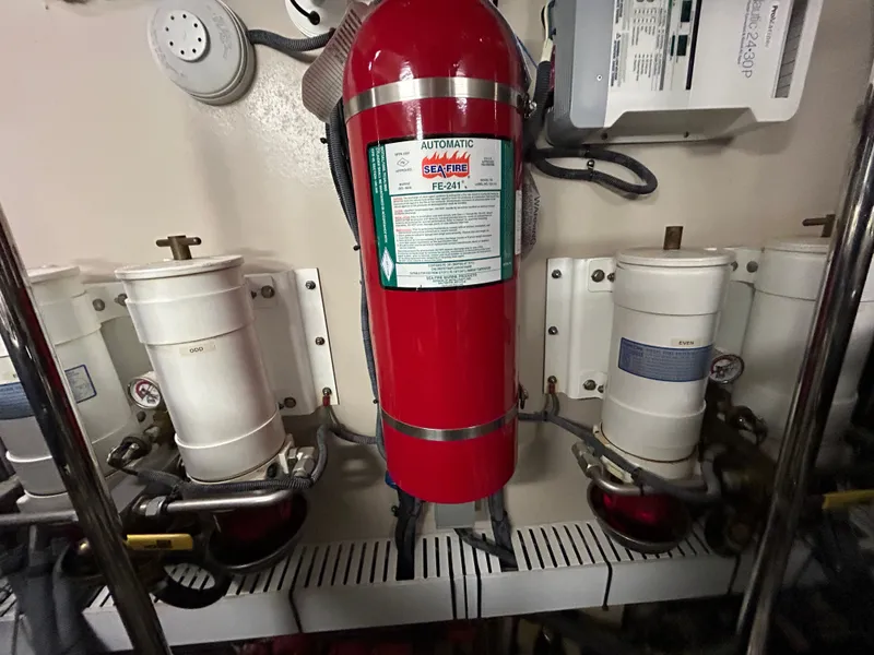 Slide: The Image of Fire extinguisher in engine room of 2010 Sea Ray 610 Sundancer. - 49
