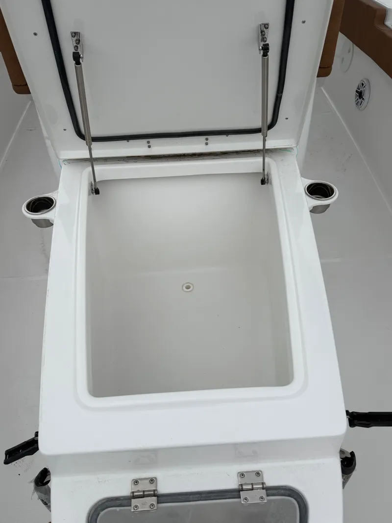 Slide: The Image of Sea Hunt Ultra 275CB 2026 - 13