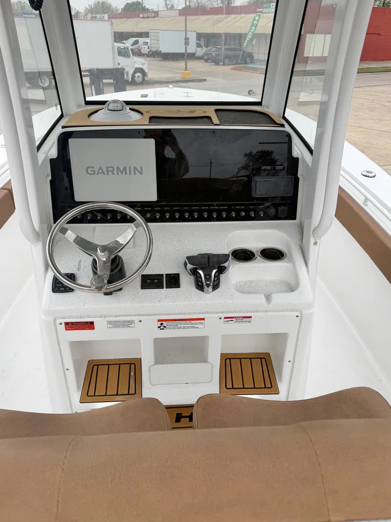 Slide: The Image of Sea Hunt Ultra 275CB 2026 - 17