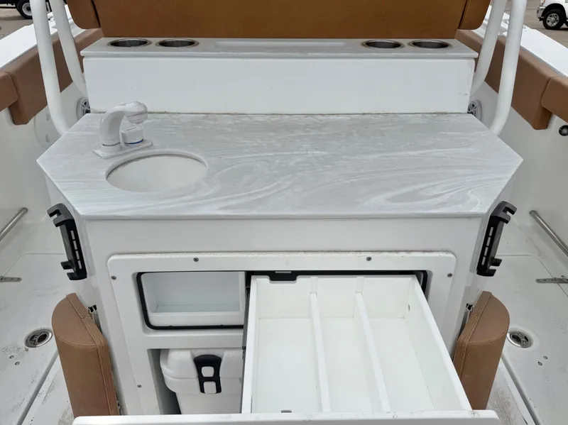 Slide: The Image of Sea Hunt Ultra 275CB 2026 - 20