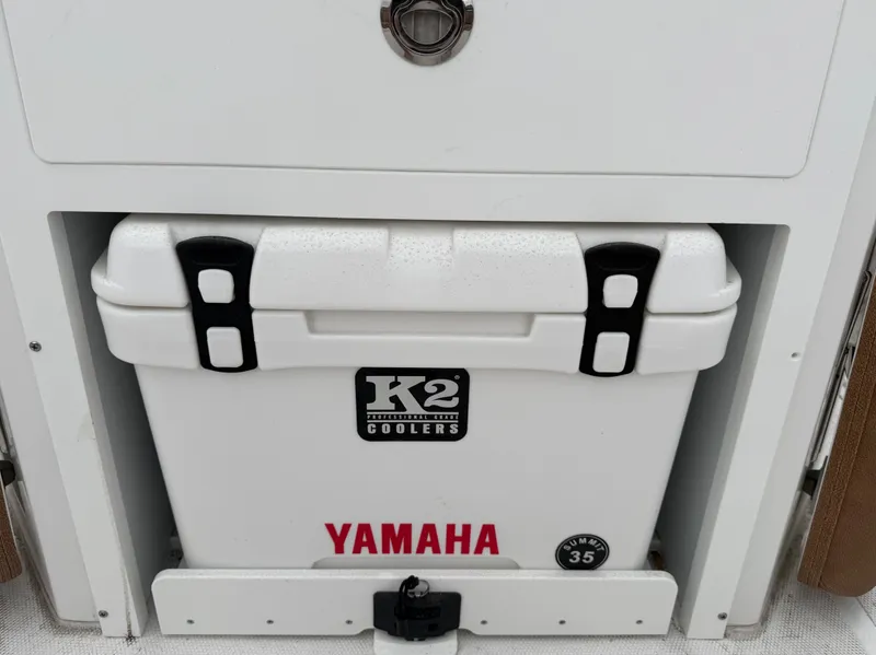 Slide: The Image of Sea Hunt Ultra 275CB 2026 - 21