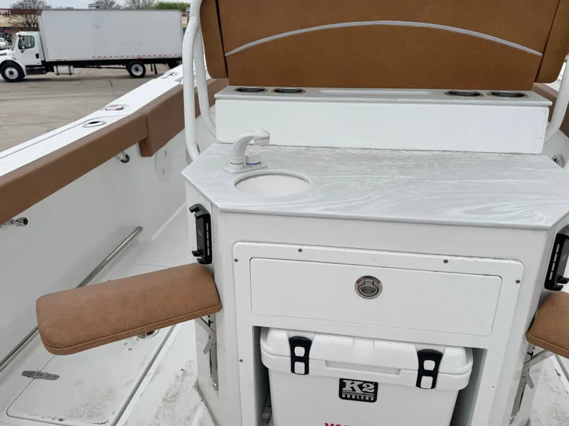 Slide: The Image of Sea Hunt Ultra 275CB 2026 - 22