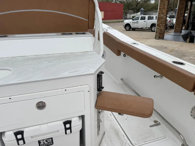 Slide: The Image of Sea Hunt Ultra 275CB 2026 - 23