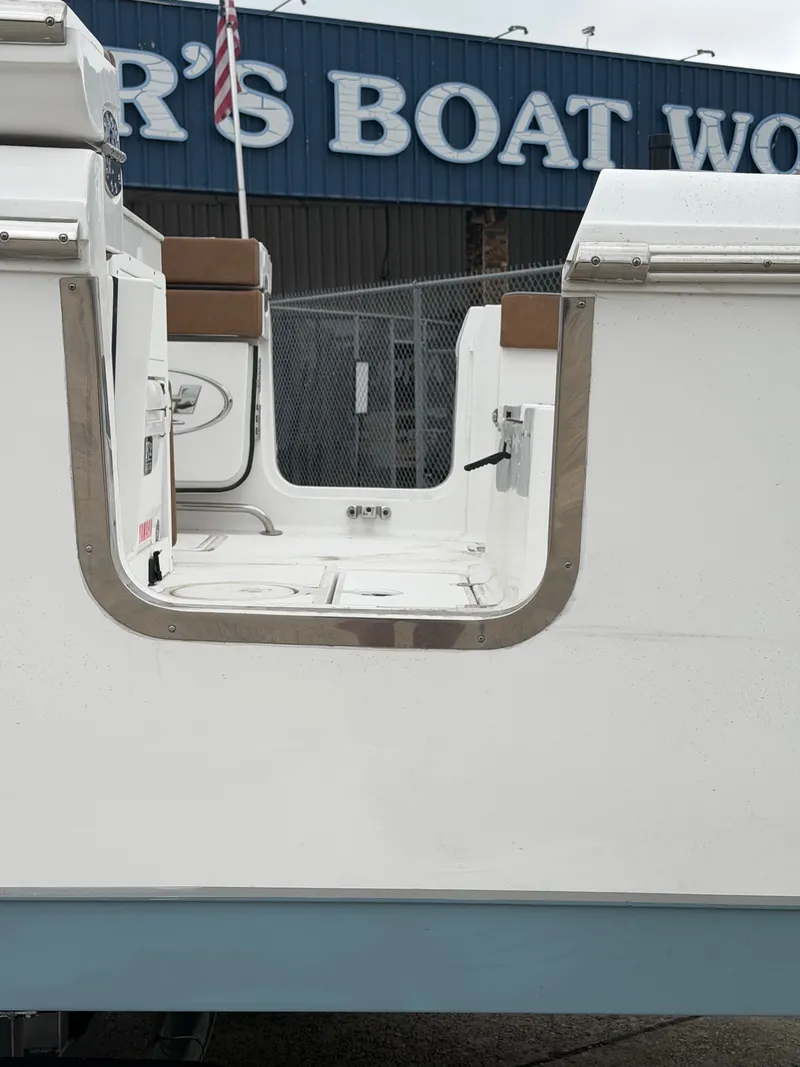 Slide: The Image of Sea Hunt Ultra 275CB 2026 - 25