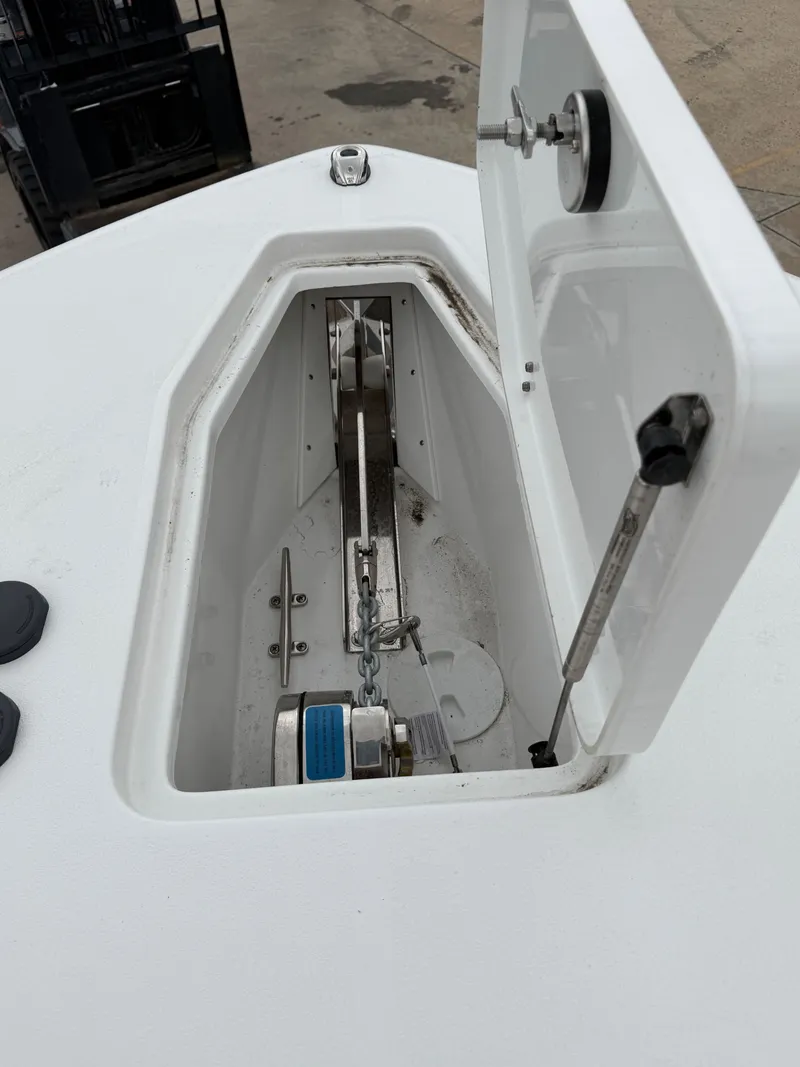 Slide: The Image of Sea Hunt Ultra 275CB 2026 - 9