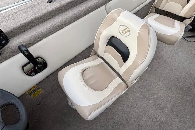 Slide: The Image of Boat seat in a 2003 Monark King 190, featuring beige and white upholstery. - 24