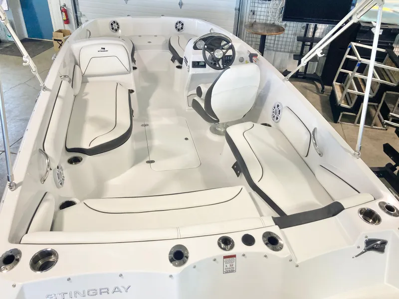 Slide: The Image of Stingray 182 SC 2026 - 15