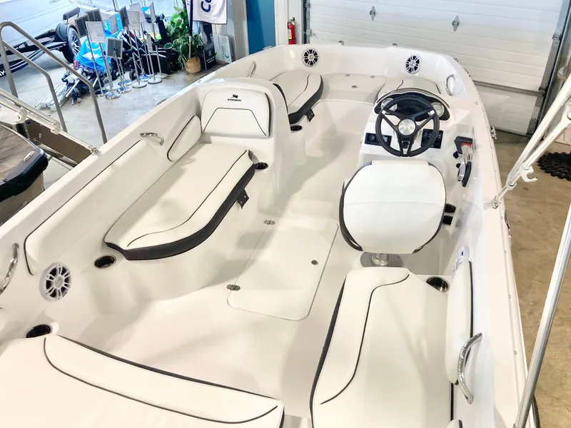 Slide: The Image of Stingray 182 SC 2026 - 16