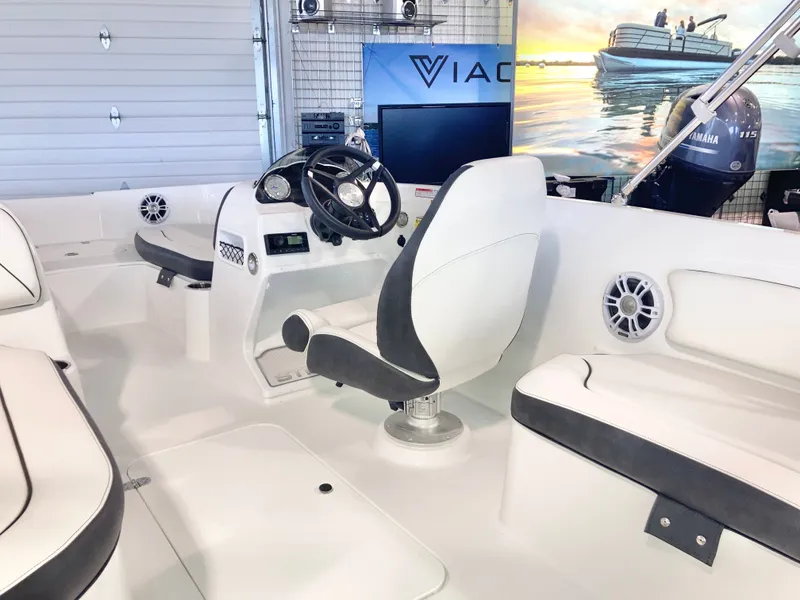 Slide: The Image of Stingray 182 SC 2026 - 18