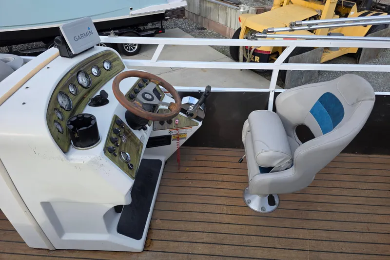 Slide: The Image of 2001 J C Manufacturing TRITOON 226 I/O boat helm with steering wheel and captain's chair. - 8