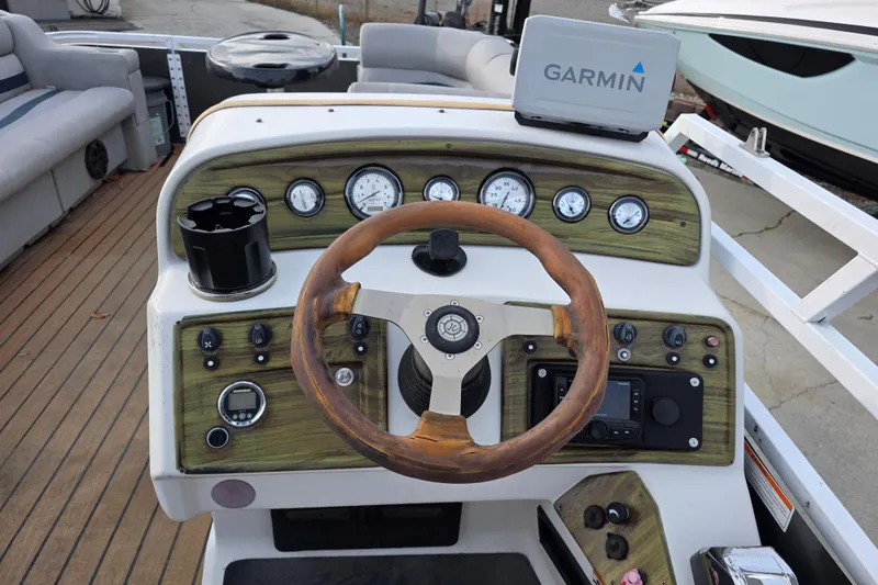 Slide: The Image of Steering console of 2001 J C Manufacturing TRITOON 226 I/O with Garmin navigation system. - 9