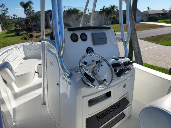 Slide: The Image of NauticStar 2200XS Offshore 2014 - 5