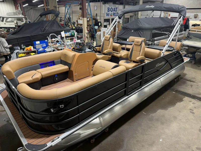 The Image of Bentley Pontoons Legacy 200HP QSB 223 Swingback Tritoon 2026 - 1