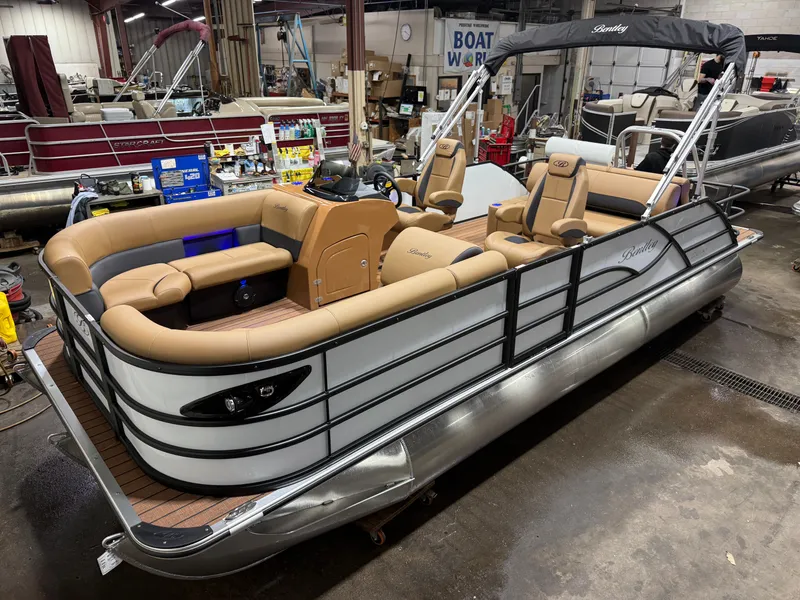 The Image of Bentley Pontoons Legacy 200HP Swingback 223 Tritoon 2026 - 1
