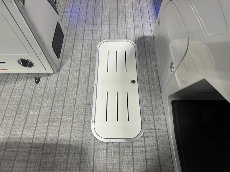 Slide: The Image of Bentley Pontoons Elite 200HP 223 Admiral Quad Lounge Tritoon 2025 - 44