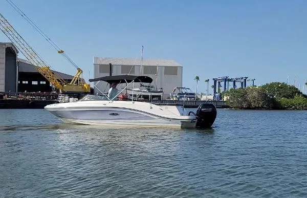 Slide: The Image of Sea Ray 230SPO 2022 - 0