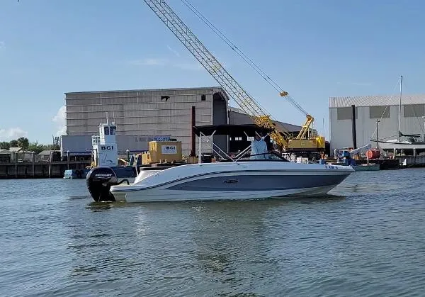 Slide: The Image of Sea Ray 230SPO 2022 - 1