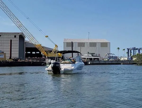Slide: The Image of Sea Ray 230SPO 2022 - 2