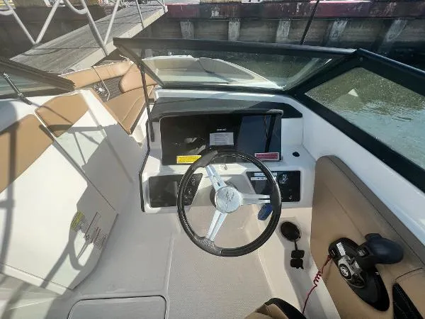 Slide: The Image of Sea Ray 230SPO 2022 - 4