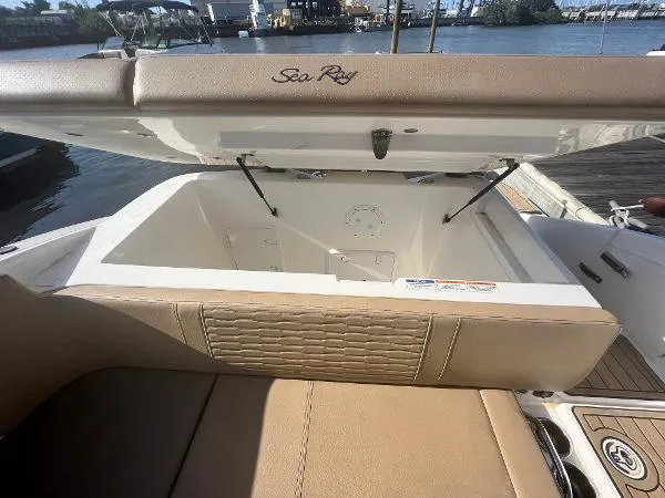 Slide: The Image of Sea Ray 230SPO 2022 - 7