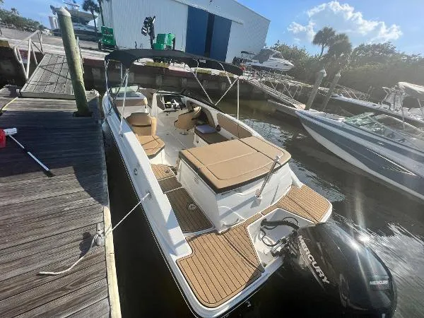 Slide: The Image of Sea Ray 230SPO 2022 - 9
