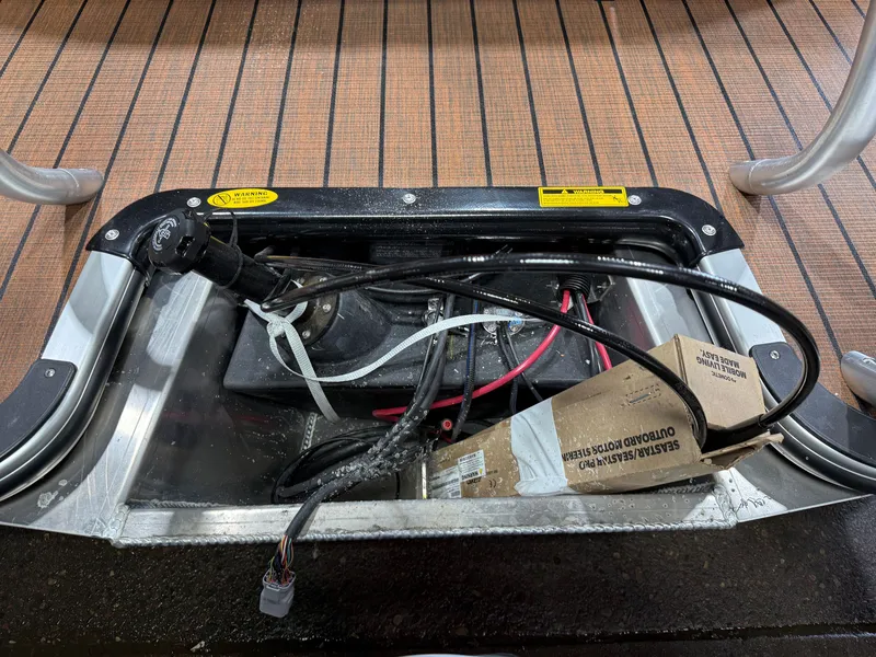 Slide: The Image of Bentley Pontoons Legacy 200HP Navigator 223 Quad Lounge Tritoon 2026 - 38