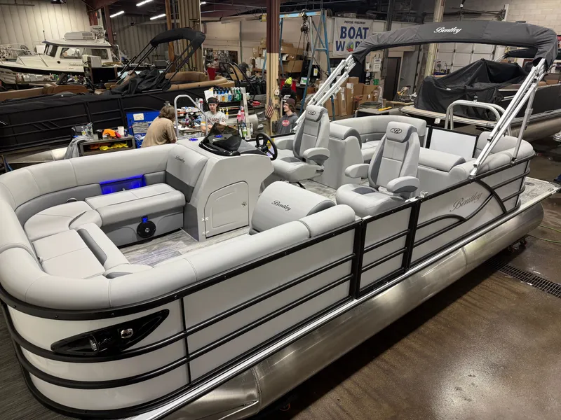 The Image of Bentley Pontoons Legacy 200HP Navigator 223 Quad Lounge Tritoon 2026 - 1