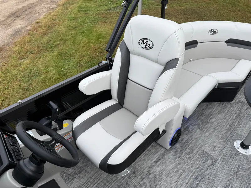 Slide: The Image of Montego Bay 150HP Quad Lounge 8522 Tritoon 2026 - 13